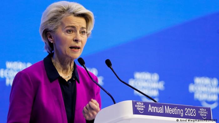 La presidenta de la Comisión Europea, Ursula von der Leyen, Foro Económico Mundial de Davos, Suiza. La UE desembolsa los primeros 3 000 millones de euros de los 18 000 para Ucrania este año.